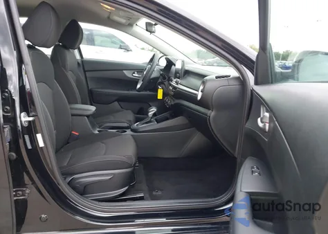 2021 Kia Forte Fe/Lxs z USA, uszkodzony, nr VIN 3KPF24AD8ME262763